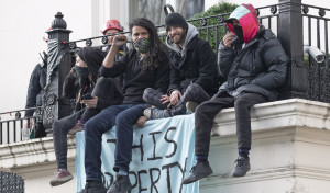 Un grupo de okupas toma la mansión de un magnate ruso en Londres como protesta