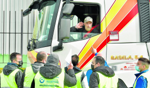 La huelga de transportistas arranca con piquetes ante el muelle de Oza