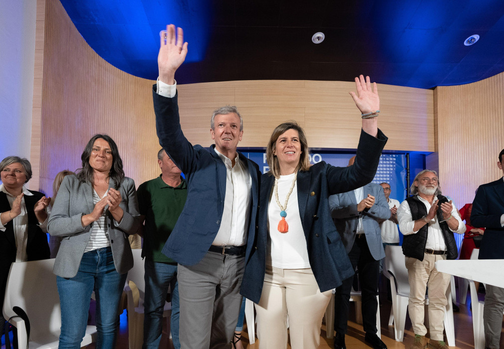 Rueda apoya a Cecilia Vázquez en el acto de presentación de la candidatura del PP de Betanzos