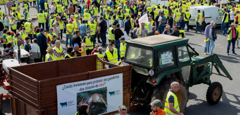Miles de ganaderos toman Lugo con tractores y animales para exigir una subida