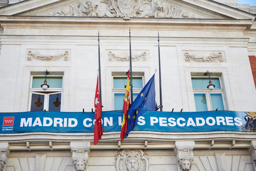 Vista de una pancarta colocada en la sede de la Comunidad de Madrid en homenaje a los nueve marineros fallecidos y los 12 tripulantes desaparecidos del barco Villa de Pitanxo