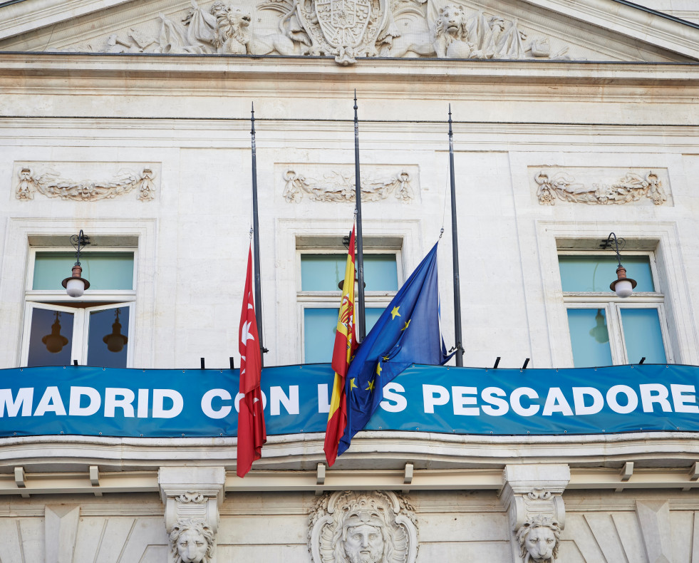 Vista de una pancarta colocada en la sede de la Comunidad de Madrid en homenaje a los nueve marineros fallecidos y los 12 tripulantes desaparecidos del barco Villa de Pitanxo