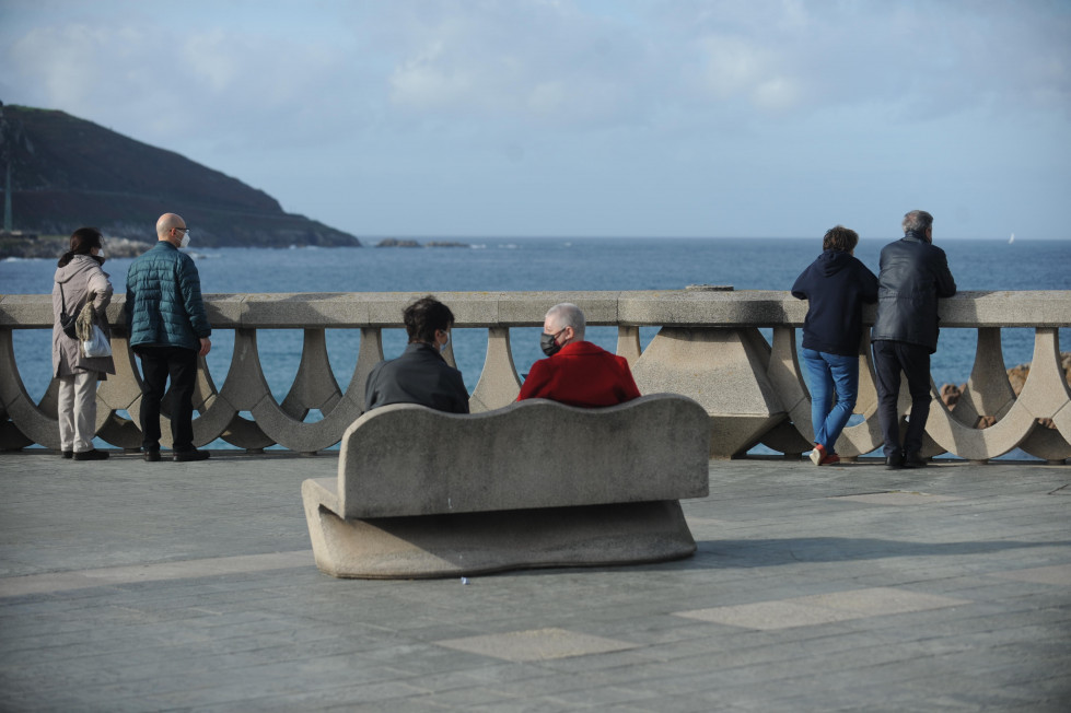 Gente en el Paseo Marítimo de A Coruña