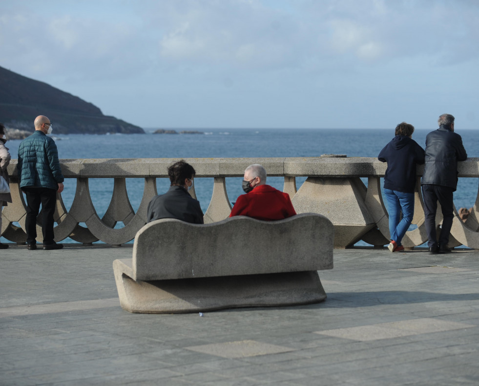 Gente en el Paseo Marítimo de A Coruña