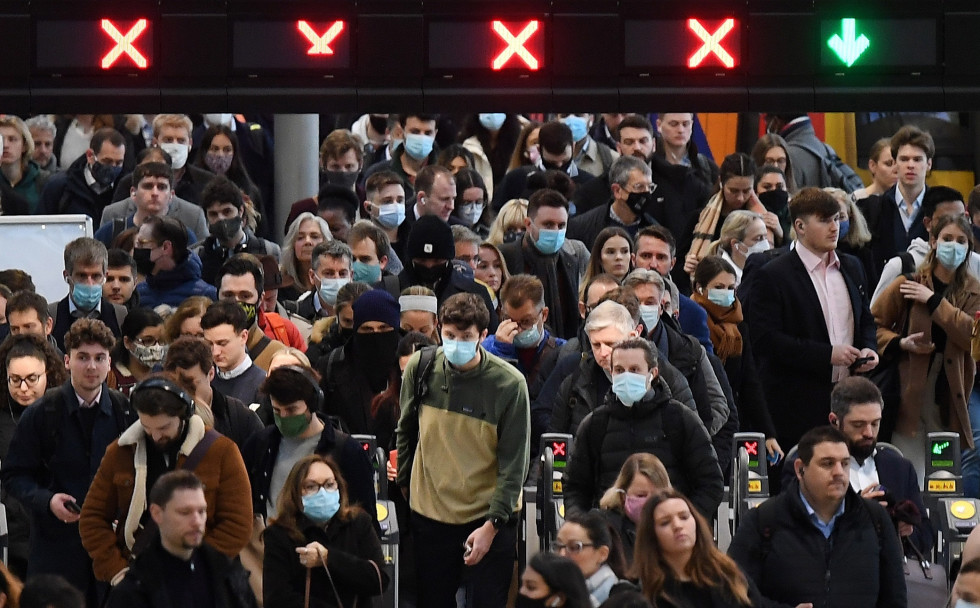 Viajeros con mascarilla en el metro de Londres