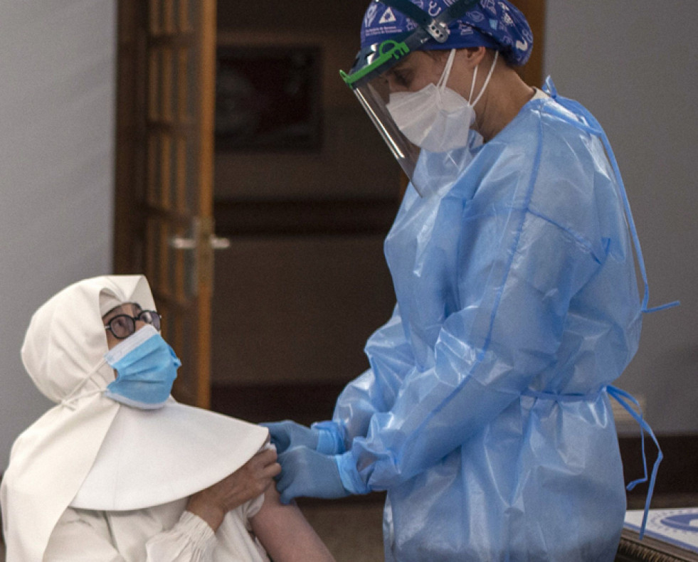Una sanitaria vacuna a una monja en la residencia San José, en Ourense | efe