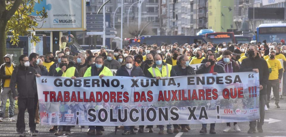 Las protestas del sector de la limpieza y de Endesa, Gamesa y Alu Ibérica colapsan la ciudad