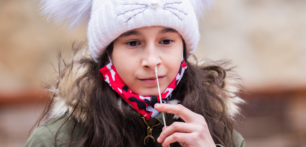 Francia impone en las escuelas el uso exclusivo de mascarillas quirúrgicas
