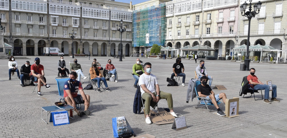 Las protestas silenciosas de los agentes del 092 continúan en María Pita para pedir que “se cuide a los que cuidan”