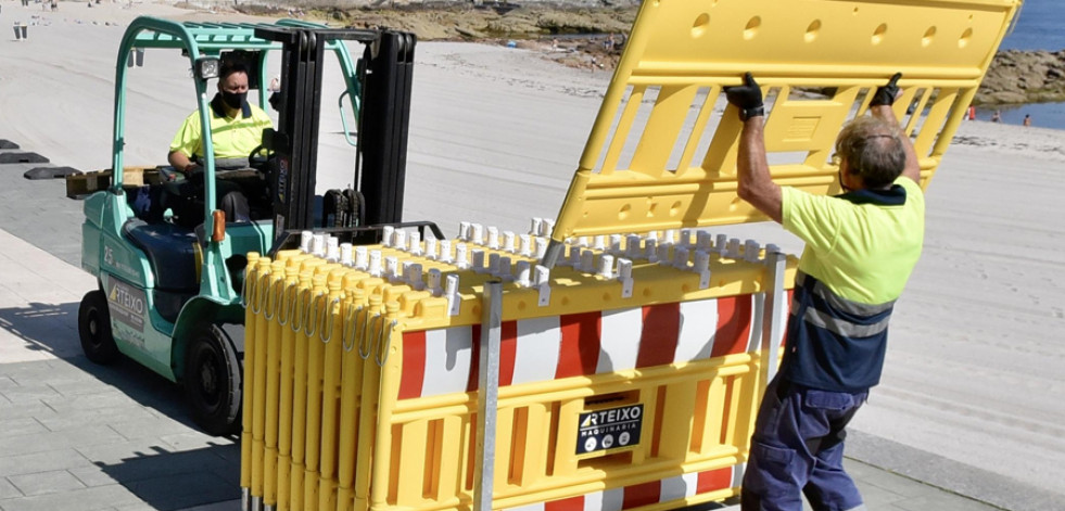 Las vallas amarillas hacen acto de presencia en la playa de Riazor por segundo año