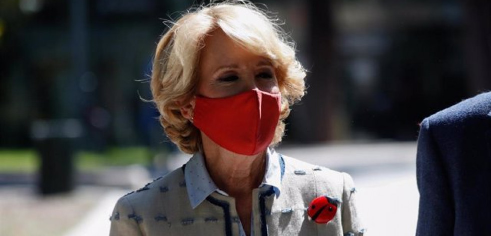 Esperanza Aguirre mensajea a Cospedal diciéndole, en tono de humor: 