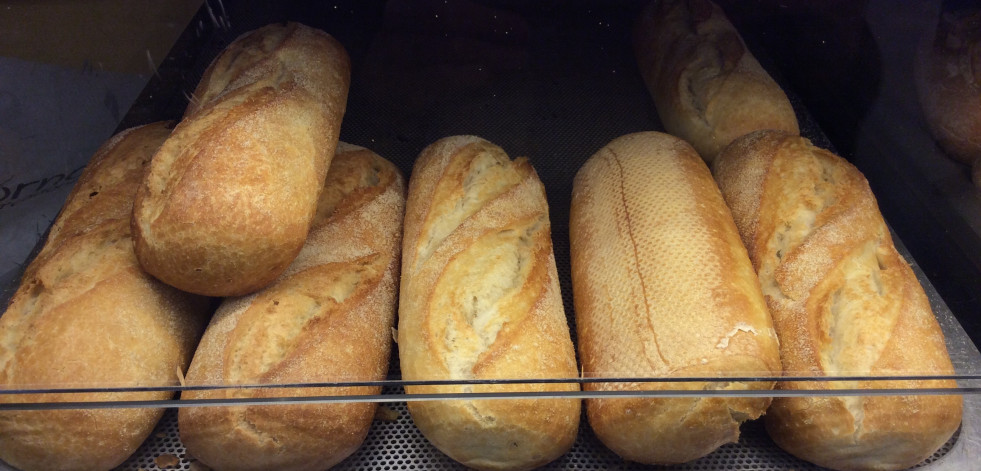 Sorprendidos con las manos en la masa mientras robaban en una panadería de A Coruña