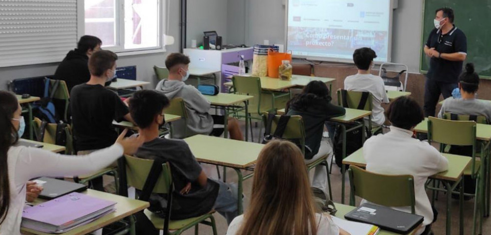 Alumnos de Cambre y Sada conocen las salidas laborales que les ofrece el sector pesquero