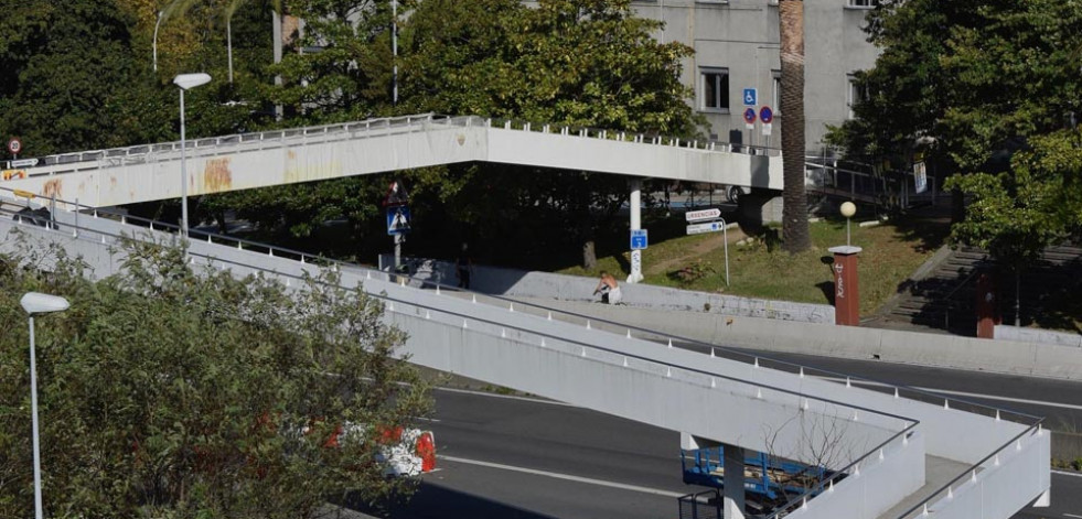 Las obras en la pasarela del Materno la mantendrán cerrada al menos un mes más