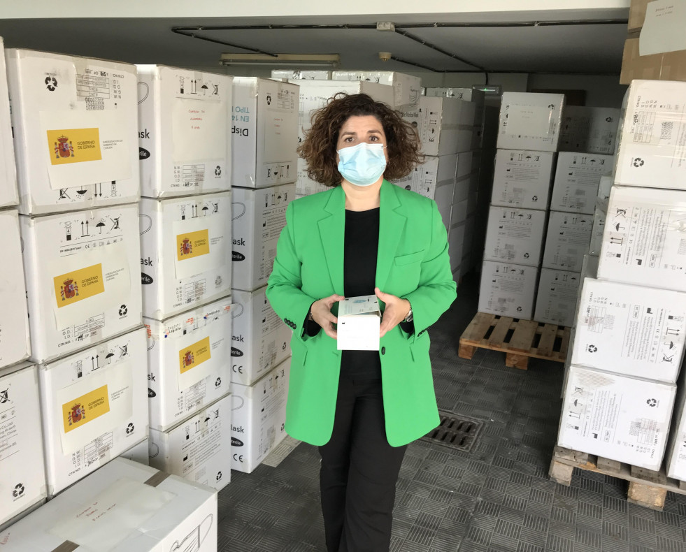 La subdelegada del Gobierno, María Rivas, con los lotes de mascarillas