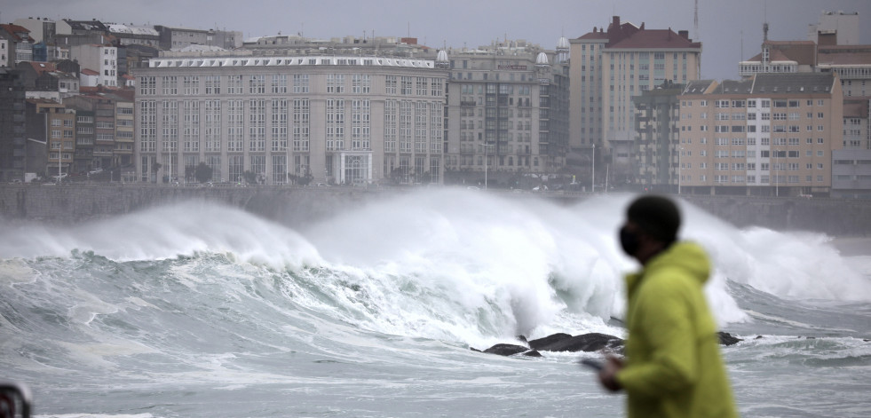 Las olas alcanzan los doce metros de altura durante la segunda jornada de temporal