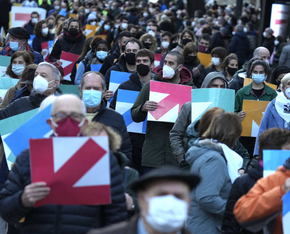 Varias personas en la concentración convocada por Sare a favor de los presos de ETA, en Bilbao