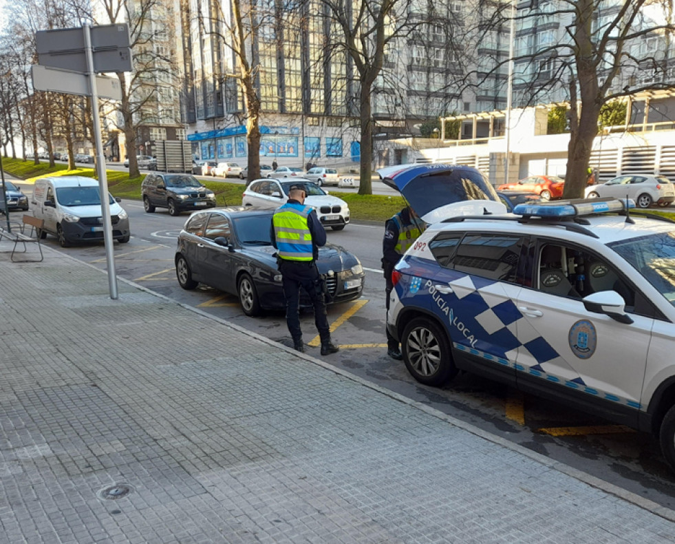 Agentes de la Policía Local sancionan a un turismo en una zona de carga y descarga