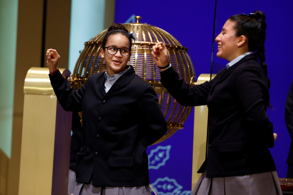 Los niños del Colegio de San Ildefonso cantan el primer premio al 86148 del sorteo de la Lotería de Navidad celebrado en el Teatro Real de Madrid