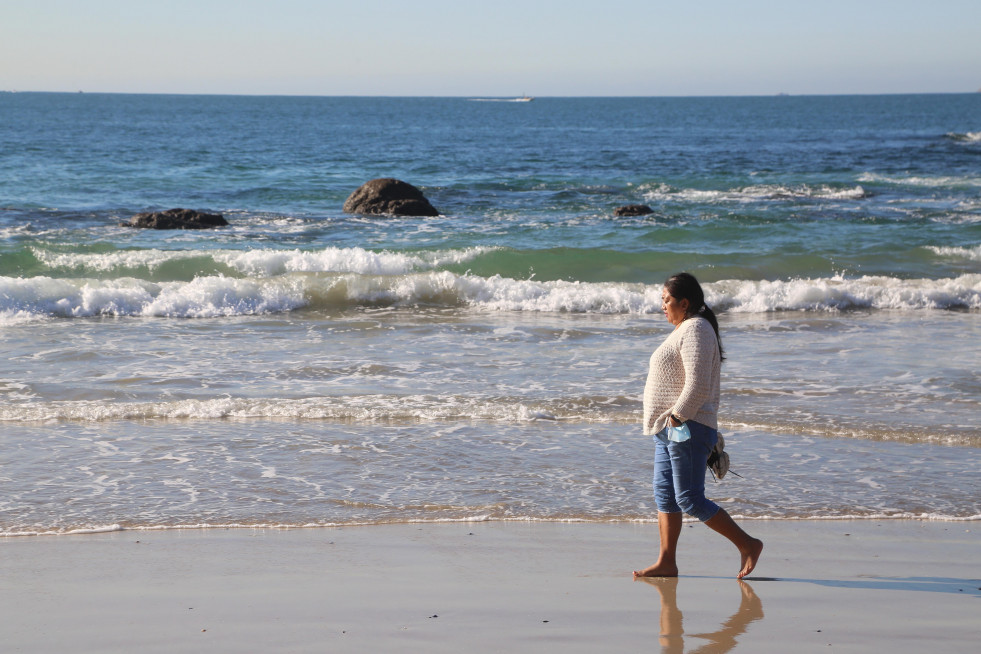 Una mujer camina este martes en la playa de Samil de Vigo