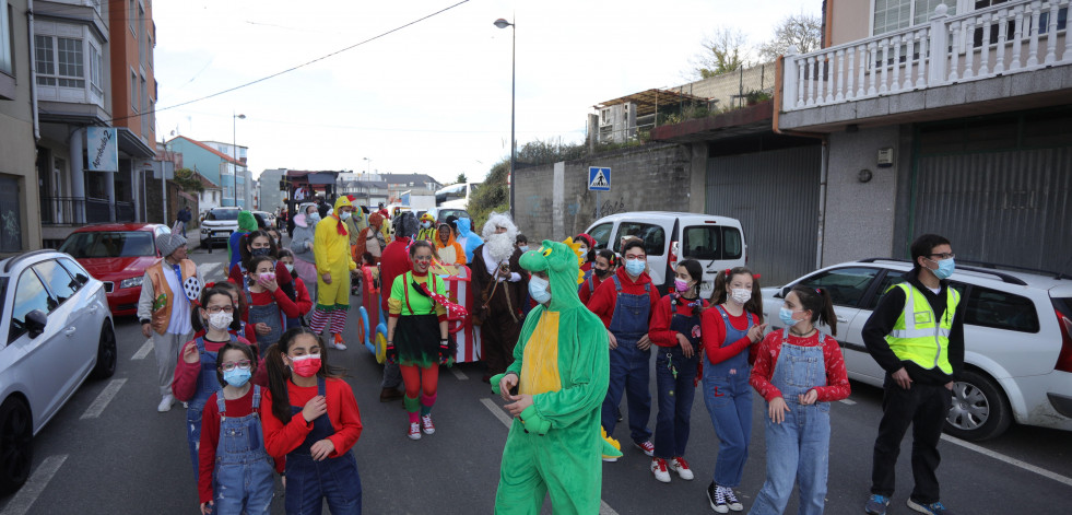 Cambre recupera su Entroido Pequeno con verbena, desfile de carrozas y mucho humor