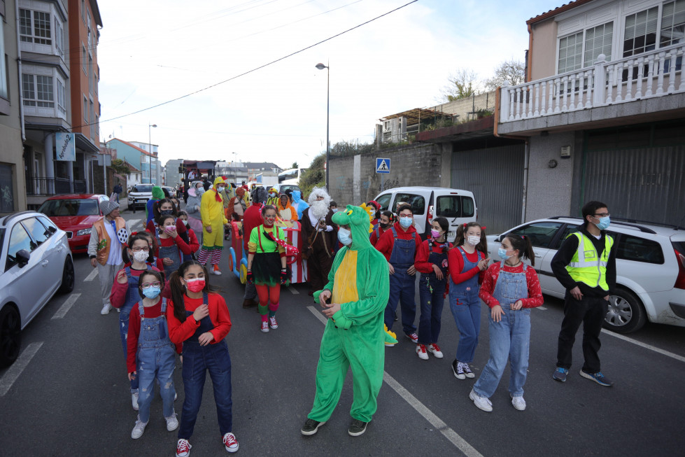 Cambre recupera su Entroido Pequeno con verbena, desfile de carrozas y mucho humor