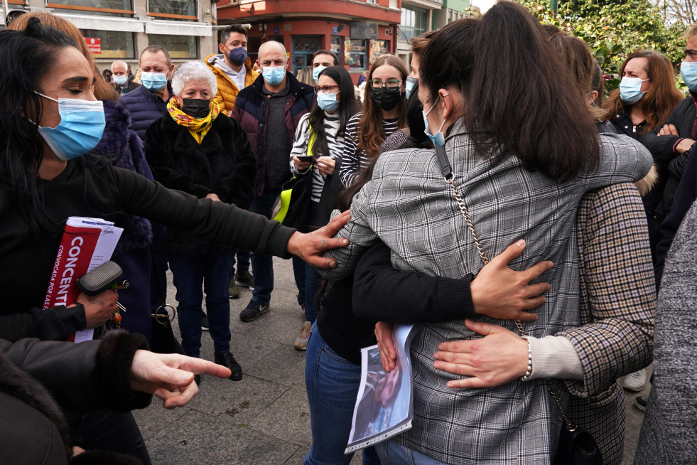 Allegados de las víctimas se abrazan durante una concentración en Marín