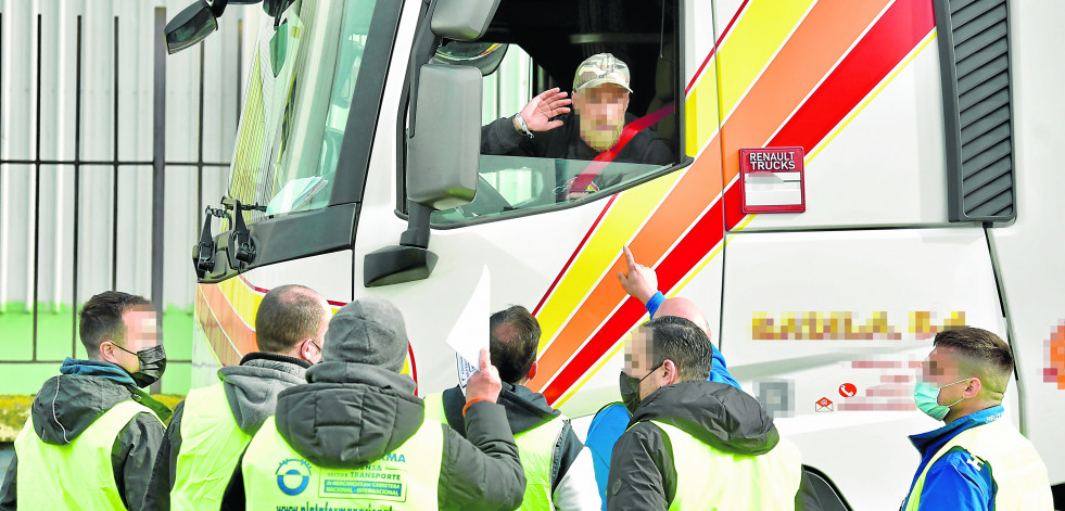La huelga de transportistas arranca con piquetes ante el muelle de Oza