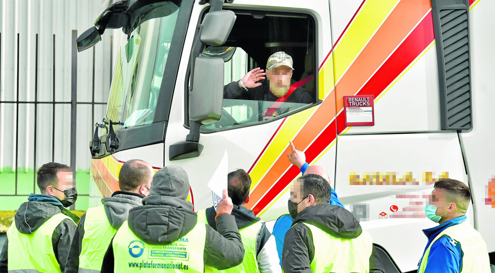 La huelga de transportistas arranca con piquetes ante el muelle de Oza