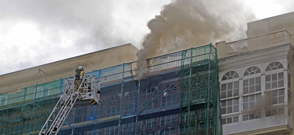 Bomberos extinguiendo un incendio que se declaró en las galerías de María Pita en abril del año pasado  quintana