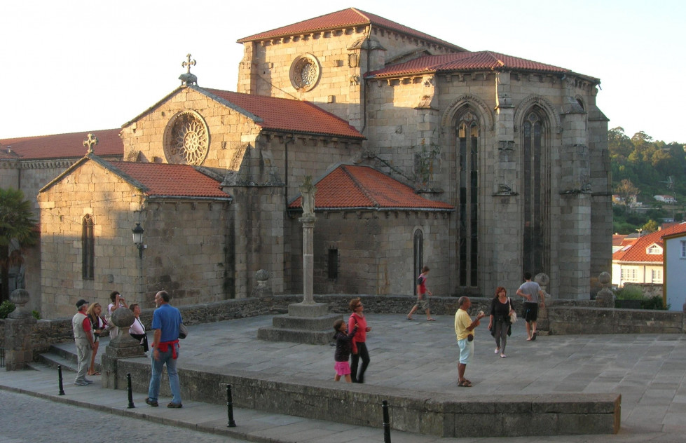 Uno de los espacios en los que se detiene Betanzos Monumental es el entorno de San Francisco y Santa María do Azougue  AEC