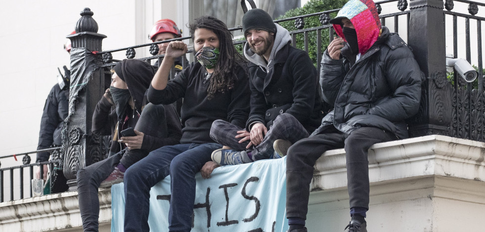 Un grupo de okupas toma la mansión de un magnate ruso en Londres como protesta