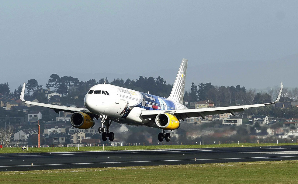 Un avión de Vueling toma tierra en el aeropuerto de Alvedro  quintana