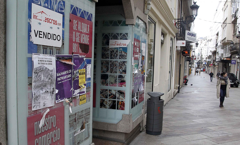 A coruña Un bajo comercial vacío en la calle Real  QUINTANA