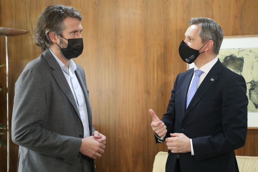 El delegado del Gobierno en Galicia, José Miñones (d), durante la reunión que ha mantenido esta mañana en Santiago con el presidente de la Fegamp, Alberto Varela