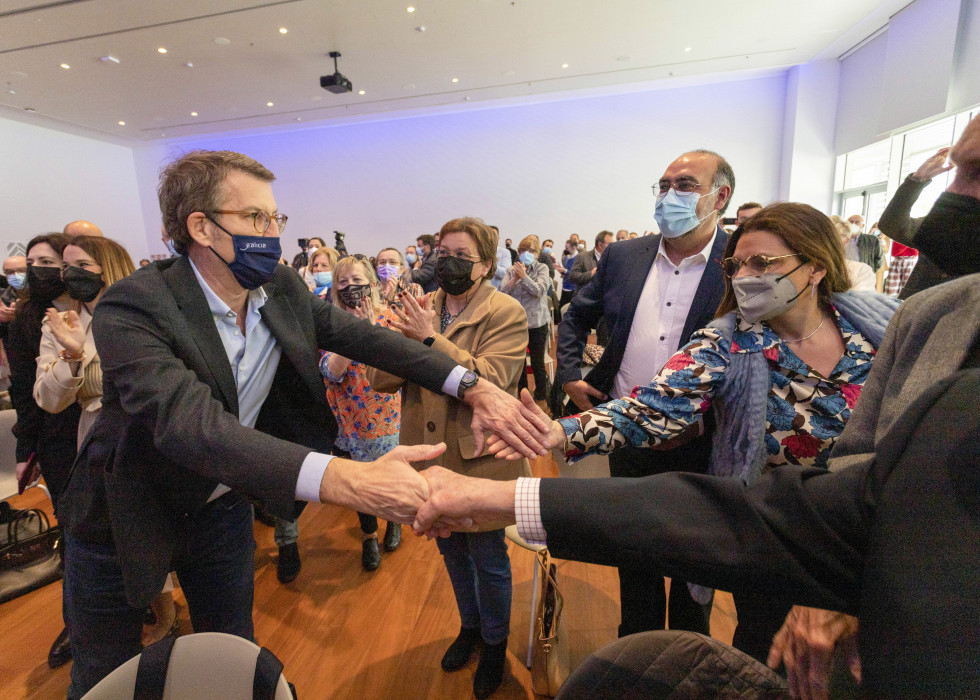 Precandidato único a la presidencia del Partido Popular nacional, Alberto Núñez Feijóo (i), participa en un acto celebrado en el centro de convenciones Hipotels Gran Playa de Palma