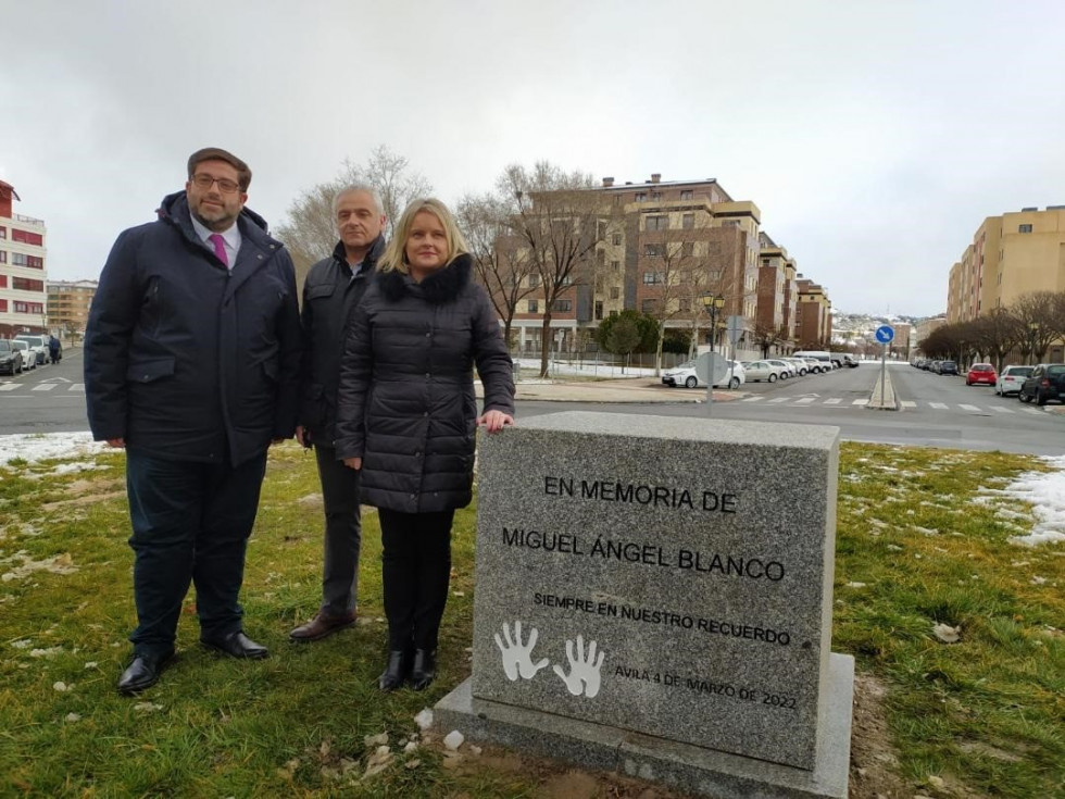 Un monolito rinde en Ávila homenaje a Miguel Ángel Blanco