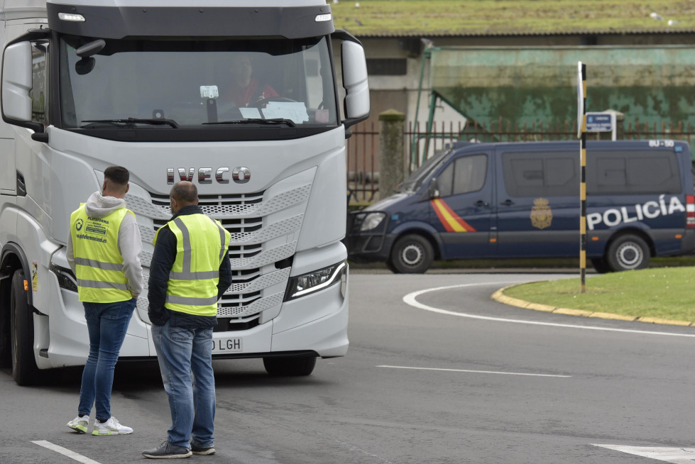 Piquetes informativos en el Puerto de A Coruña por la huelga de transporte, camioneros