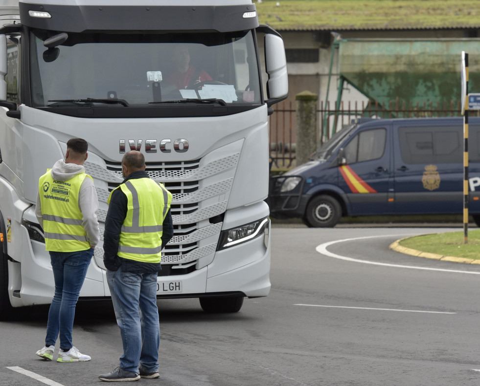 Piquetes informativos en el Puerto de A Coruña por la huelga de transporte, camioneros