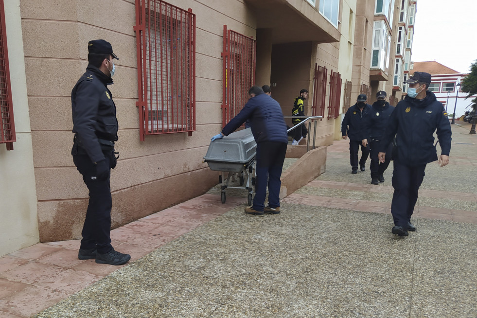 Trabajadores del tanatorio retiran el cuerpo sin vida de una mujer de 47 años ha sido asesinada en Ceuta este lunes