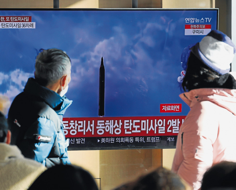 Imagen de unos ciudadanos de Seúl viendo por televisión el lanzamiento norcoreano de la semana pasada  aec