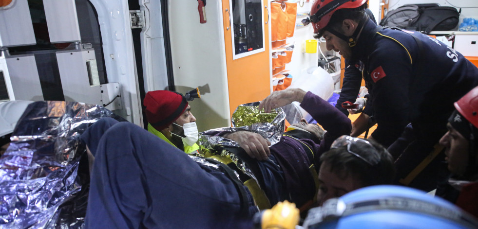Rescatan a tres jóvenes en Turquía tras 198 horas atrapados entre escombros