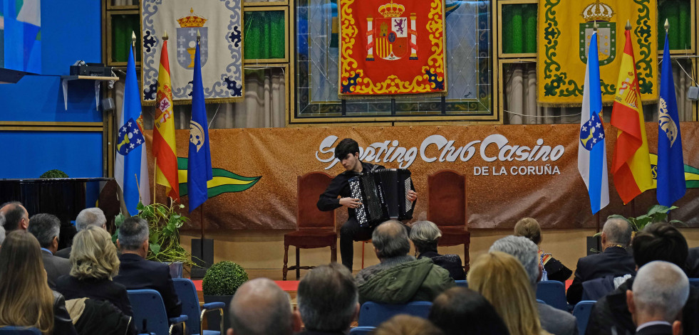 Asperga imparte una conferencia en el Sporting Club Casino  sobre el Síndrome de Asperger