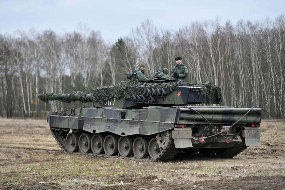 Tres soldados en un tanque Leopard  Maciej Kulczynski (efe)