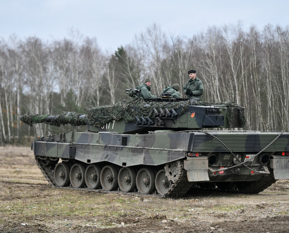 Tres soldados en un tanque Leopard  Maciej Kulczynski (efe)