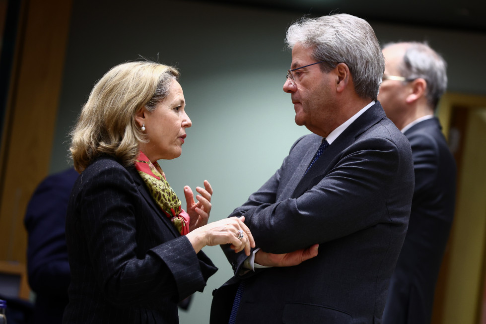 Nadia Calviño conversa con Paolo Gentiloni antes de la reunión del eurogrupo