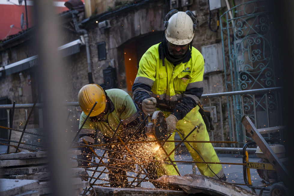 Dos operarios trabajan en la calle en Cantabria