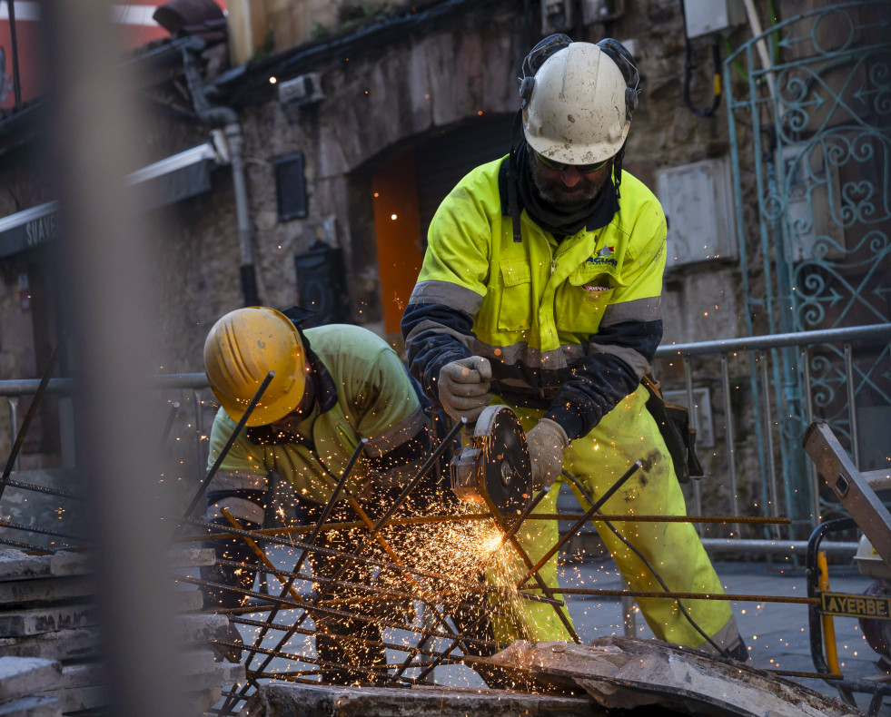 Dos operarios trabajan en la calle en Cantabria